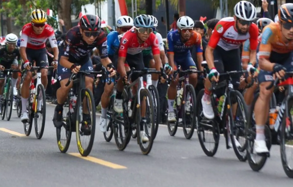 Puluhan Pembalap Adu Cepat di Etape Kedua Tour de EnteTe, Menyisir Batas Negara