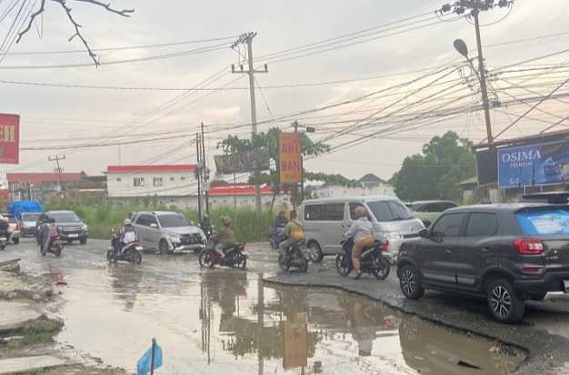 Bak Kolam, Jalan Dharma Bakti Dikeluhkan Warga Pekanbaru
