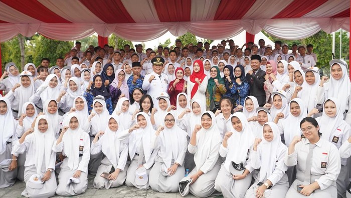 Siswi SMA di Pekanbaru Ikut Upacara HUT RI Bareng Wagub SF Hariyanto
