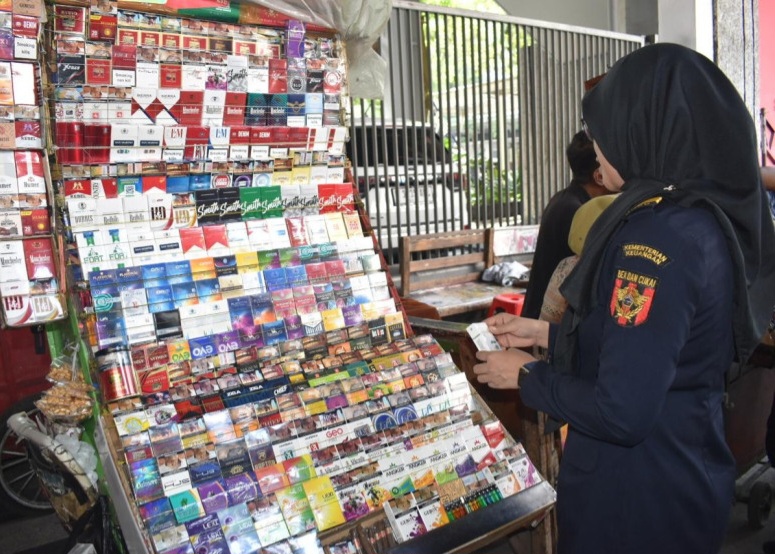 Petugas Amankan Ratusan Bungkus Rokok Ilegal di Surabaya, Penjual Diberi Edukasi