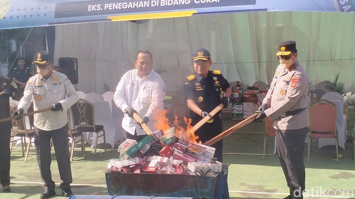 248 Ribu Batang Rokok Ilegal Disita dari Pedagang di Aceh Dibakar
