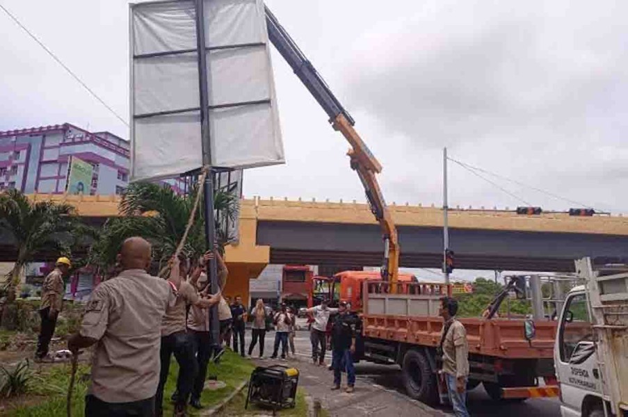 Penertiban Tiang Reklame di Pekanbaru Terus Dilanjutkan, Zulhelmi Arifin: Yang Amburadul Jadi Sampah Visual Kota