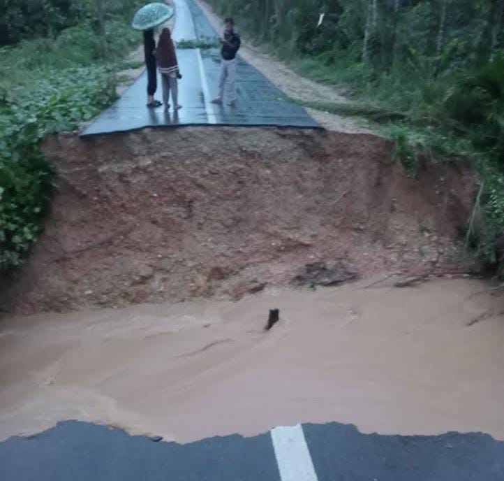 Diterjang Banjir Bandang, Ruas Jalan Penghubung Sigaruntang - Koto, Kuansing Terputus