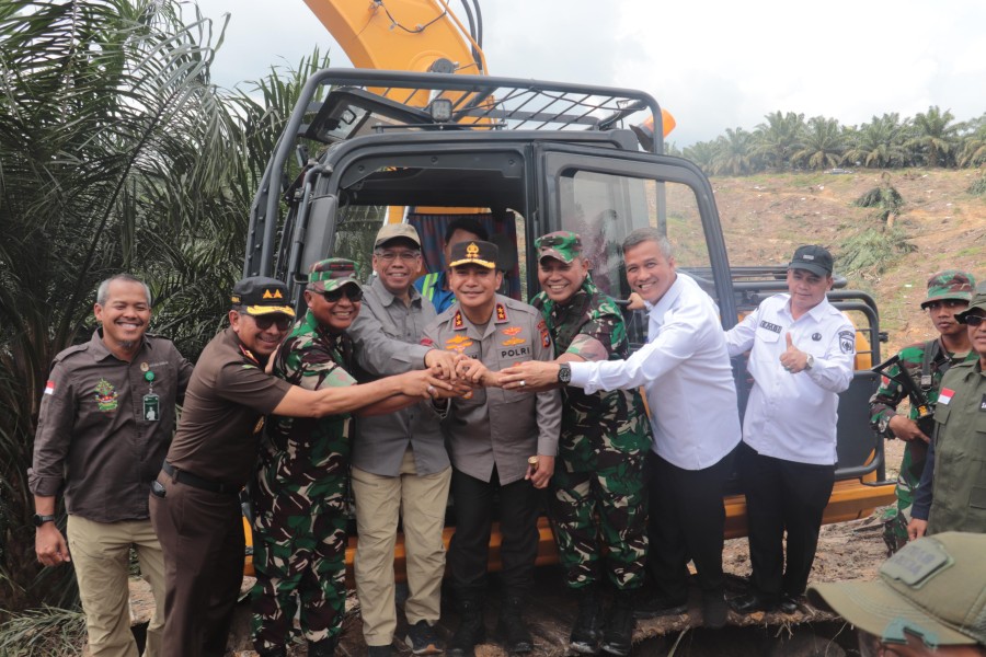 Kapolda Riau dan Tim PKH Saksikan Pemusnahan Lahan Ilegal di TNTN
