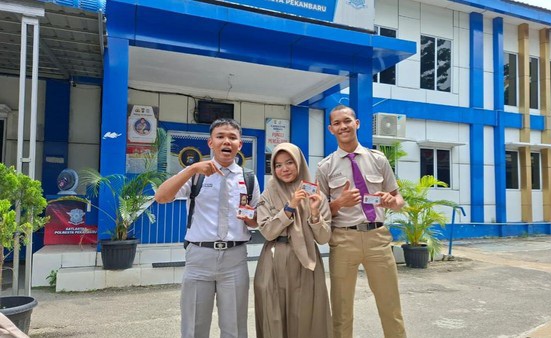 Terima Challenge Tanam Pohon dari Kapolda, Siswa SMA Riau Dapat SIM Gratis
