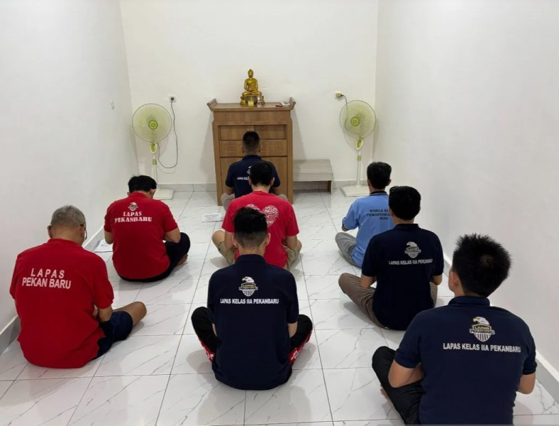 Warga Binaan Lapas Pekanbaru Khusyuk Beribadah di Cetiya Dharma Bakti