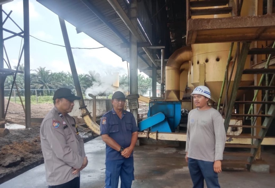 Mewujudkan Pilkada Damai Sejuk dan Beradab, Bhabinkamtibmas Kampung Kandis Cooling System dengan Karyawan PKS PT. Doton Putra Kandis