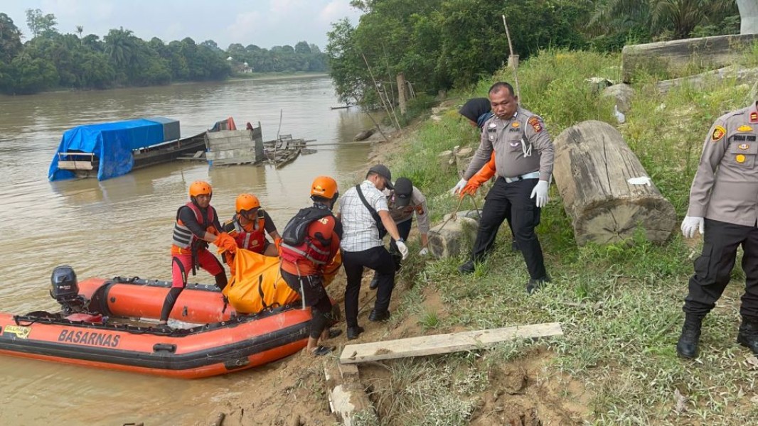 Tim SAR Gabungan Temukan Pemancing Tua Tenggelam di Sungai Kampar