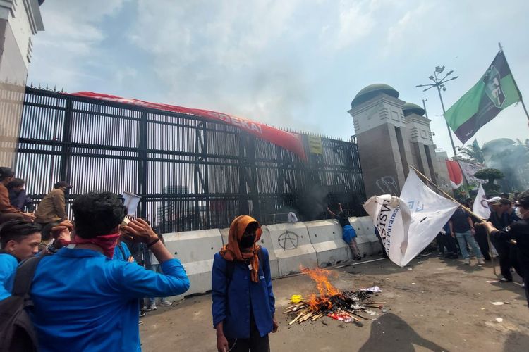 Asisten LBH Jakarta dan Direktur Lokataru Ditangkap Polisi, Tulang Hidung Patah