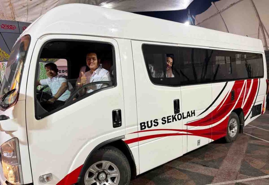 Dukung Transportasi Siswa, Pemko Pekanbaru Terima Dua Bus Sekolah dari Kemenhub