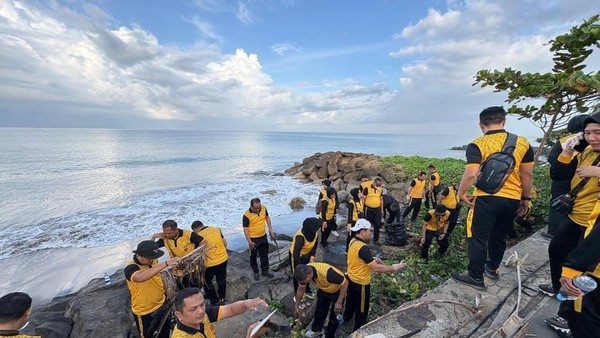 Aksi Personel Polda Sumbar Bersih-bersih Pantai Purus Pecahkan Rekor MURI