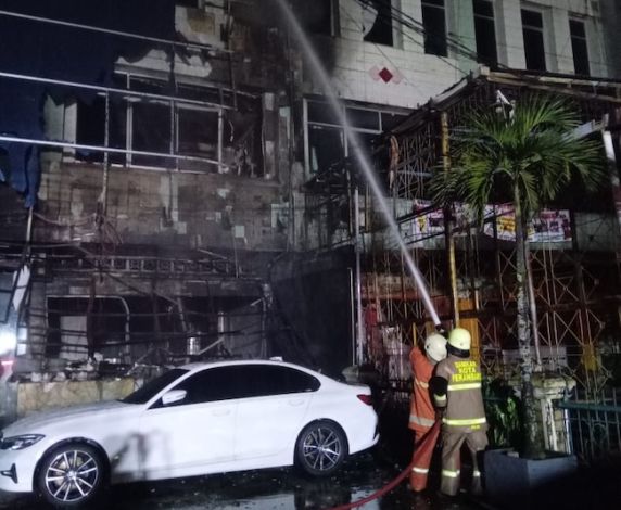 Hotel Benteng Kebakaran, Satu Unit Mobil Mewah Nyaris Ikut Hangus