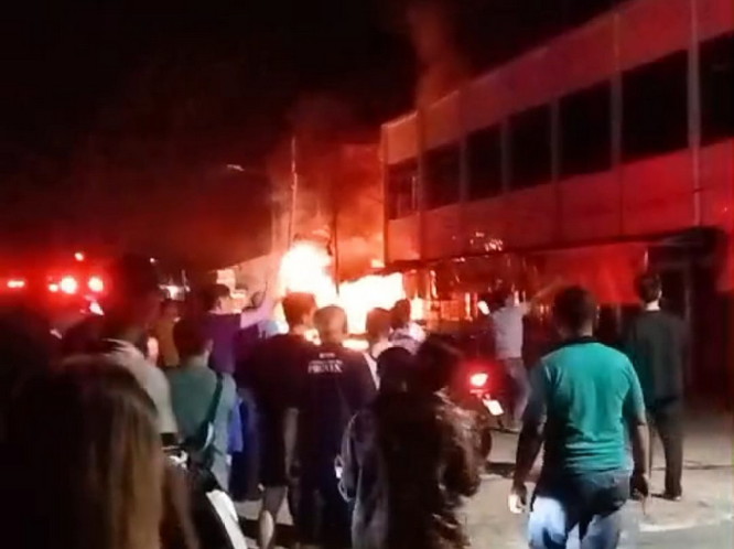 Diduga Dipicu Bocor Tabung Gas, Toko Pancing di Siak Hangus Terbakar