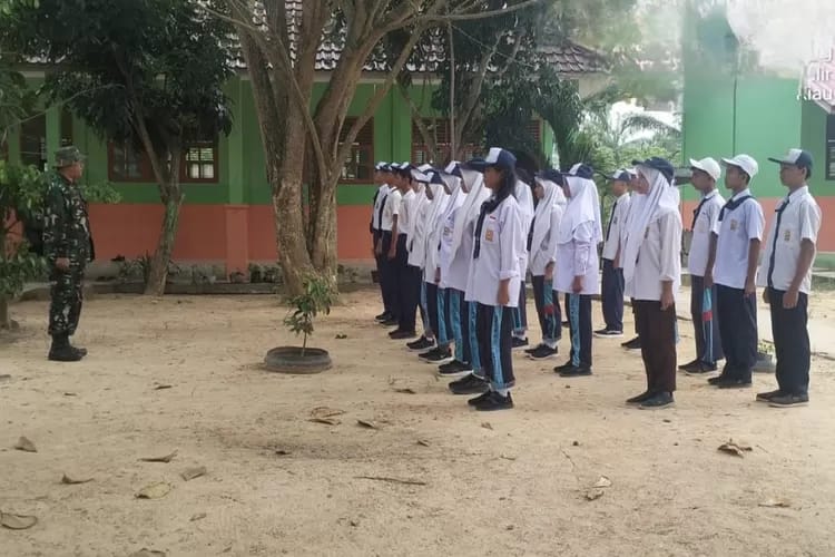 SMPN 4 Rimba Melintang Di Latih PBB Oleh Dua Anggota Koramil 0321 - 05/RM, Semarak HUT TNI Ke - 79