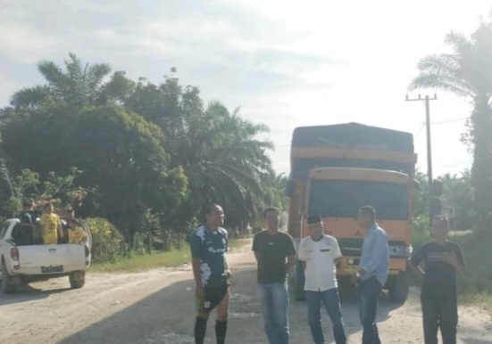 Geram Jalan Rusak Tak Diperbaiki, Warga Pangean Blokir Armada Perusahaan