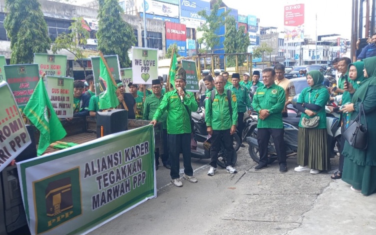 Jelang Muktamar, Ratusan Kader Demo di DPW PPP Riau Minta Pecat Romahurmuzy