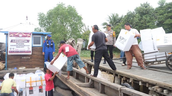 Potret Polisi Kawal Distribusi Logistik Pilkada ke Wilayah Perairan di Inhil