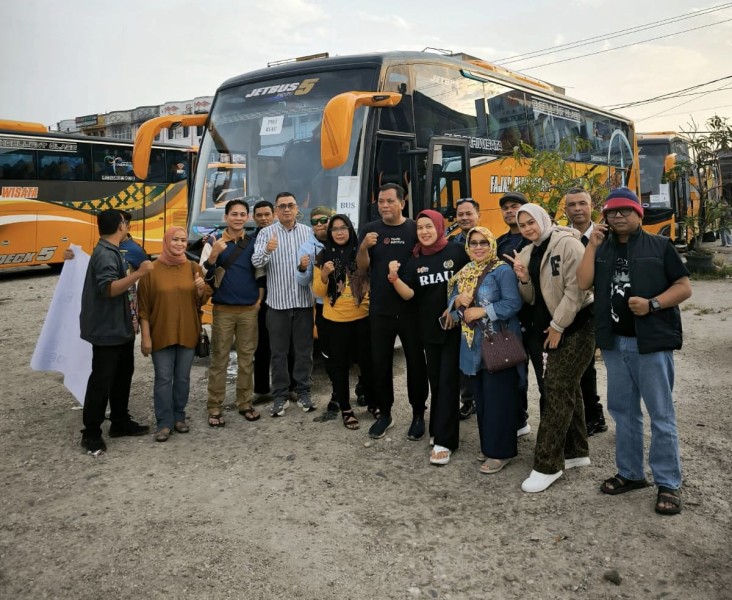 Raja Isyam Azwar Resmi Lepas Rombongan PWI Riau Menuju HPN Banten