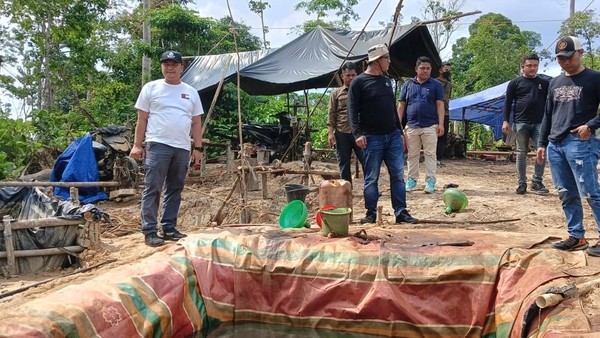 Polisi Bongkar 20 Sumur Minyak Ilegal di Hutan Perbatasan