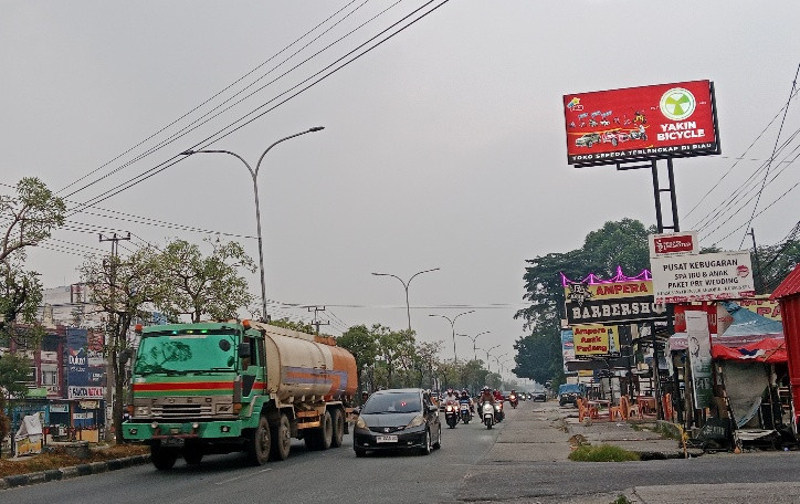Pagi Ini Kabut Asap Selimuti Pekanbaru, Warga Keluhkan Bau Menyengat