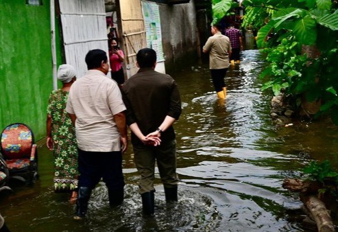 Prabowo Cek Banjir di Bekasi dan Buka Puasa di Rumah Warga