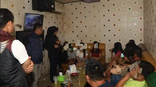 Razia Karaoke Perawang, Polisi Temukan 5 Anak di Bawah Umur dan 10 Pengunjung Positif Narkoba