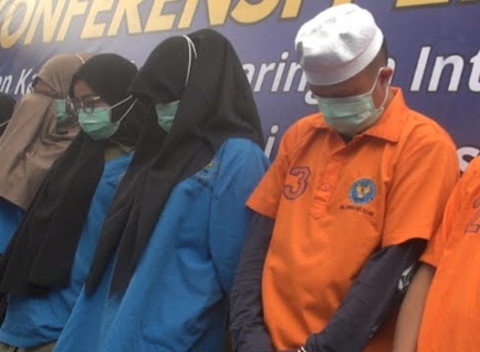 Polisi Tangkap Komplotan Ibu-ibu Selundupkan 2 Kg Sabu di Payudara