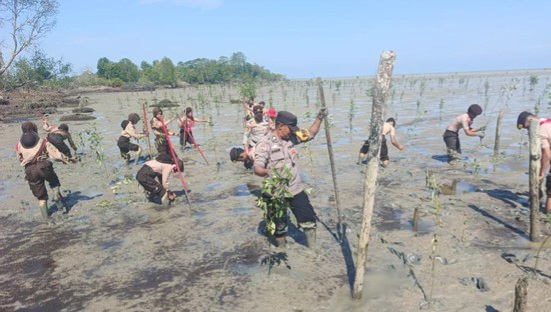 Gerakan Pramuka dan Polres Meranti Tanam Mangrove Wujudkan Green Policing
