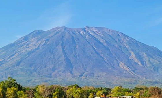 Wanita Asal Slovakia Jatuh Saat Naik Gunung Agung Tengah Malam I Wayan Selamat