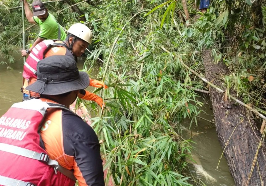Mahasiswa UIN Suska Terseret Arus Sungai Gansal Ditemukan Tewas