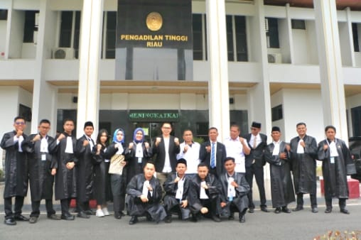 Ketua Pengadilan Tinggi Riau Ambil Sumpah/Janji 16 Advokat Peradi Utama