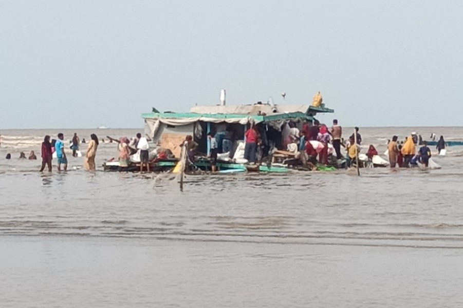 Kapal Muatan Sembako Karam di Perairan Bengkalis, 7 Awak Kapal Berhasil Selamat