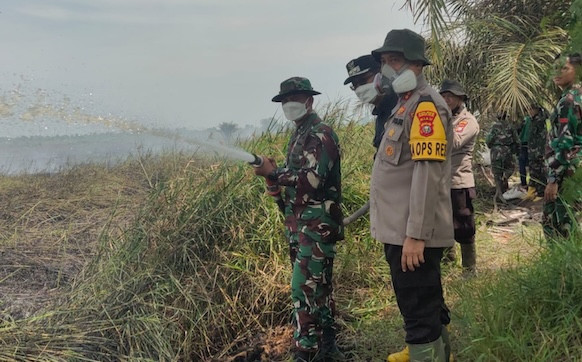 77 Titik Api Kepung Rohil, Wabup Bersama Dandim dan Kapolres Lakukan Pemadaman