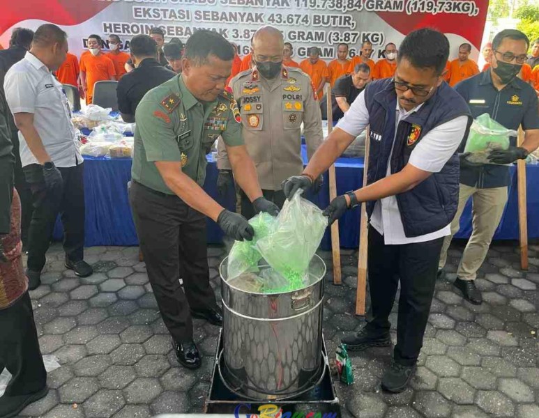 Polda Riau Musnahkan 119 Kg Sabu dan Ribuan Ekstasi
