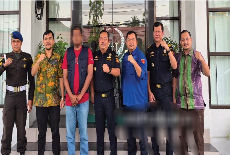 Bea Cukai Serahkan Tersangka Penindakan Penyelundupan Rokok Ilegal ke Kejaksaan Tinggi Riau