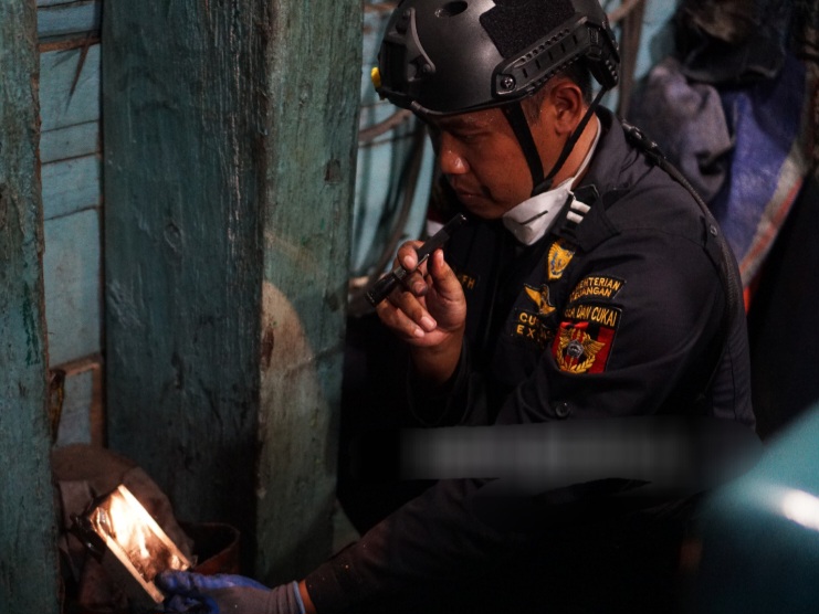 Bea Cukai Dumai Gagalkan Penyelundupan 6.800 Batang Kayu Teki dan Amankan 13 PMI Ilegal
