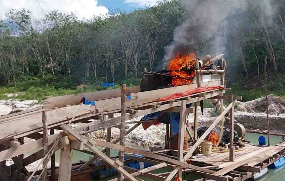 48 Rakit PETI Dimusnahkan di Kebun Karet Pemkab Kuansing