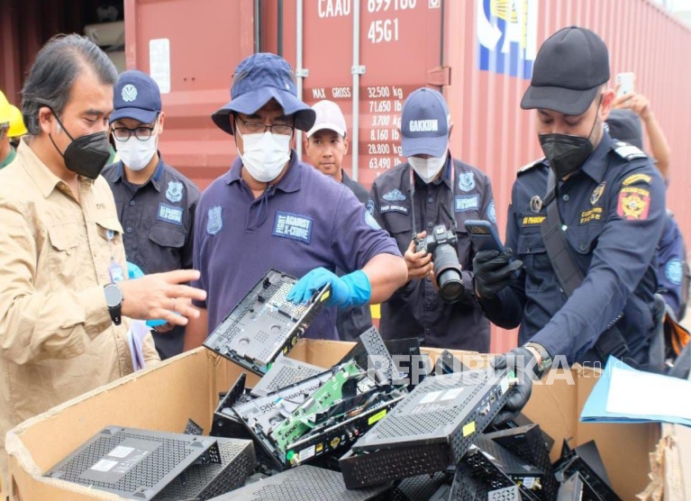 Bea Cukai Batam dan LHK Gagalkan Pemasukan 18 Kontainer Diduga Berisi Limbah B3