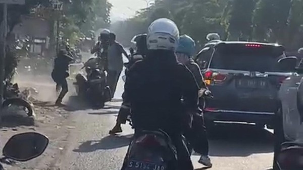 Dua Pria Tarung Pakai Celurit di Jalanan Gresik