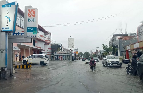 Jalan Nasional Siak-Tanjung Buton Masih Terendam, Warga Terpaksa Pakai Jasa Gerobak