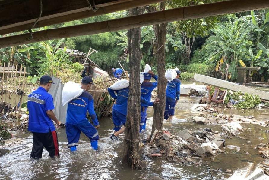 Debit Air Tinggi, Petugas Kesulitan Perbaiki Tanggul Baswedan di Jati Padang