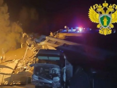 Jalan Layang Ambruk Menimpa Kereta Api, 35 Orang Jadi Korban