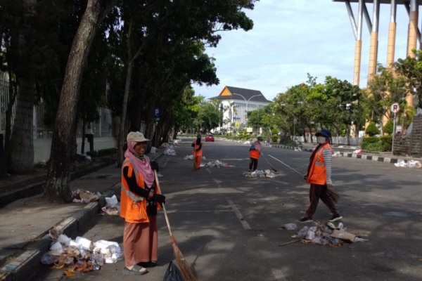 Pasukan Kuning DLHK Pekanbaru Turun Bersihkan Sampah Usai Demo TNTN