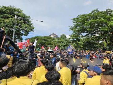 Ratusan Mahasiswa di Semarang Demo, Protes Efisiensi Anggaran Bidang Pendidikan