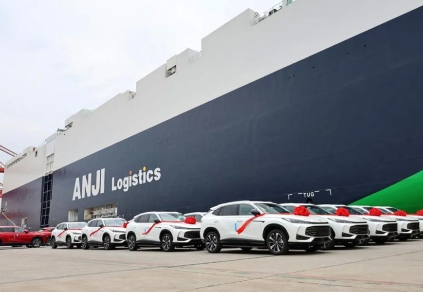 Kapal Pengangkut Mobil Terbesar di Dunia Mulai Lakukan Pelayaran Perdana