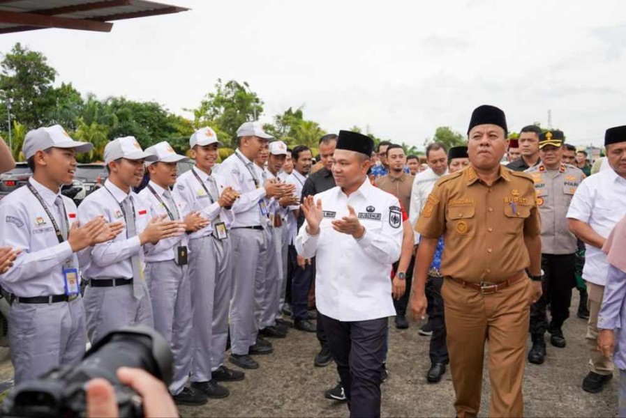 Tinjau Fasilitas SMAN Pintar Taluk Kuantan yang Sempat Viral, Gubernur Riau Abdul Wahid: Lokasinya Sangat Bagus
