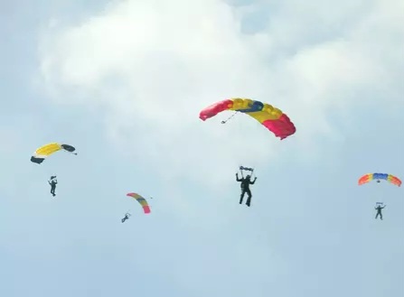 Seorang Prajurit Gugur Saat Latihan Terjun Payung Jelang HUT TNI
