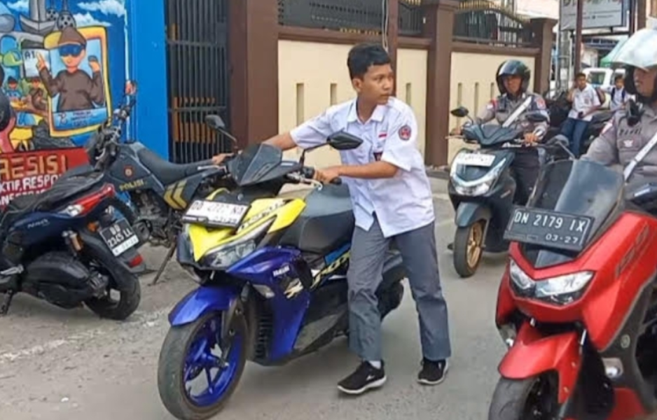 Nekat Lawan Arus, 6 Pelajar di Gowa Dihukum Dorong Motor 1 Km