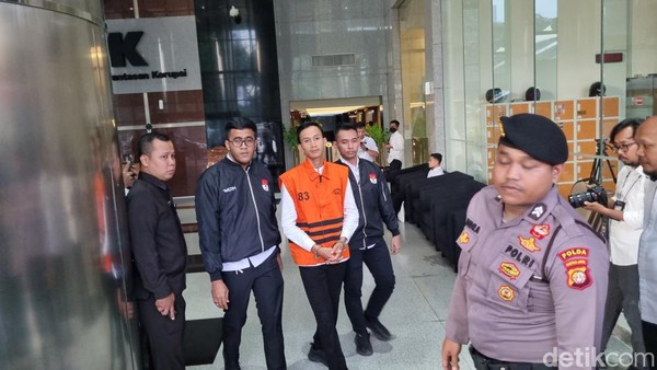 KPK Tahan Ajudan Gubernur Riau Kasus 'Jatah Preman'