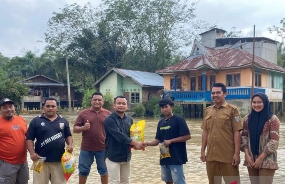 PT SRL Salurkan Ratusan Sembako Bantuan Banjir